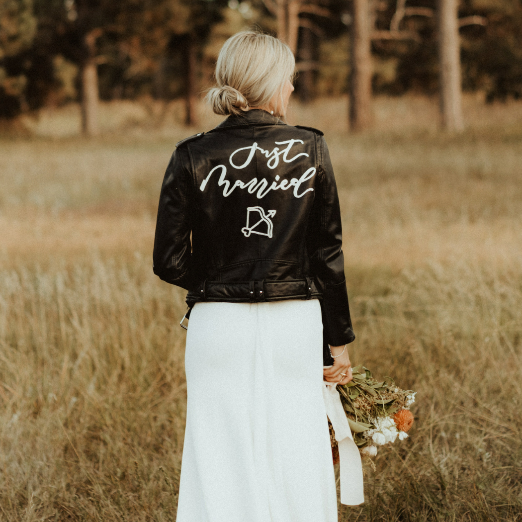 Ramoneska do sukni ślubnej – niestandardowe okrycie wierzchnie. Kiedy je wybrać i jak je nosić?